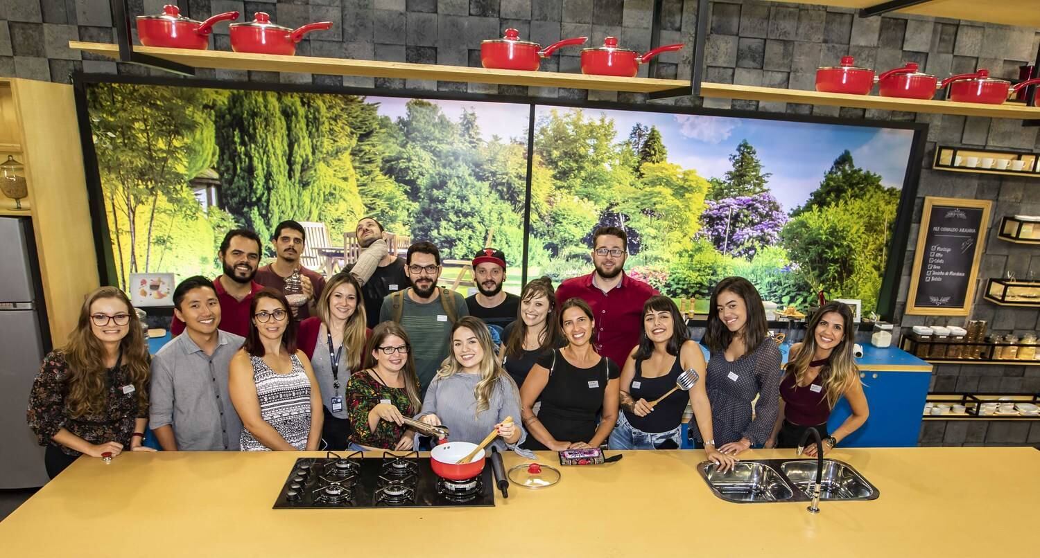 Os profissionais fizeram fotos nos estúdios do Top Chef, reality show comandado por Felipe Bronze
