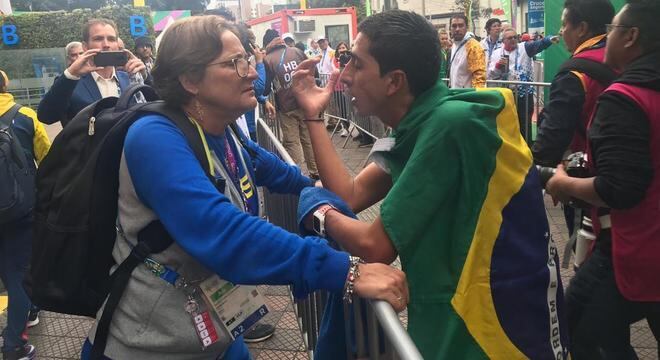 Caio Bonfim comemora medalha de prata junto de sua mãe e técnica no Pan de Lima 2019
