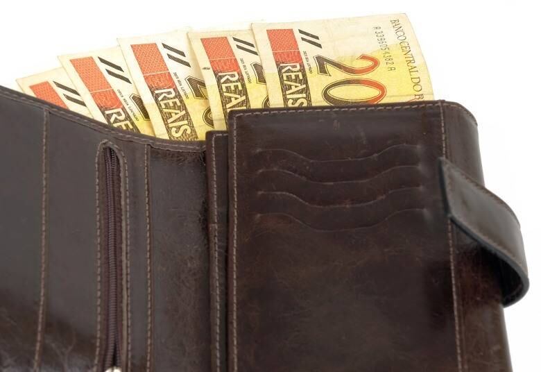 A parcela de consumidores que avaliam a situação financeira como boa diminuiu de 12,2% para 10,2% no período