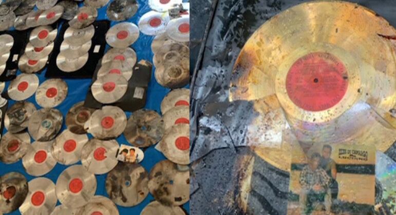 O fogo destruiu grande parte das recordações que marcaram a
história da dupla que estavam guardadas em um galpão em Goiânia (GO). Discos de diamante, pulseiras de show, presentes de fãs,
produtos lançados por eles, revistas, entre outros