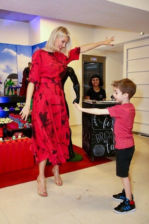 Ana Hickmann levou o filho Alexandre para curtir a festa