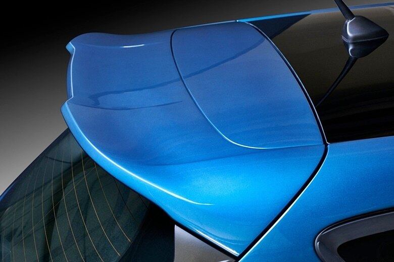 No teto, um aerofólio mais longo e curvado tem função aerodinâmica