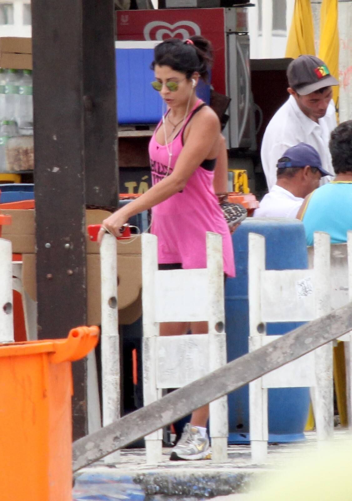 Anna Lima é clicada durante exercício físico nesta segunda-feira (26)