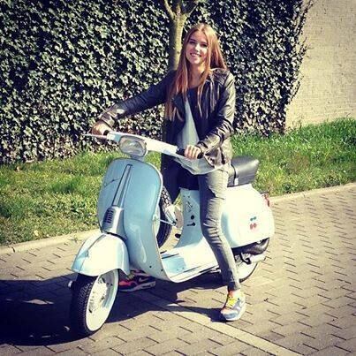 Após o sucesso nas redes sociais, a gata descobriu que já havia uma página sua no Facebook com mais de 200 mil seguidores...