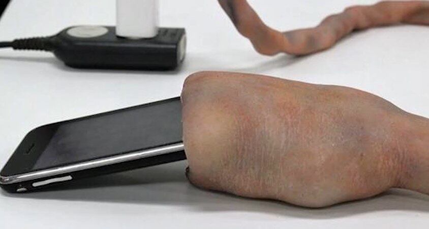 O iPhone é o smartphone mais adorado do mundo. Isso significa um verdadeiro mundo de acessórios para o aparelho. mas, nem sempre eles são "normais". Tipo esse daqui, você não viu errado, esse é um carregador de iPhone com cordão umbilical. Quem aí teria coragem de envolver o seu smartphone em uma coisa dessas? Tem mais! O negócio ainda mexe...