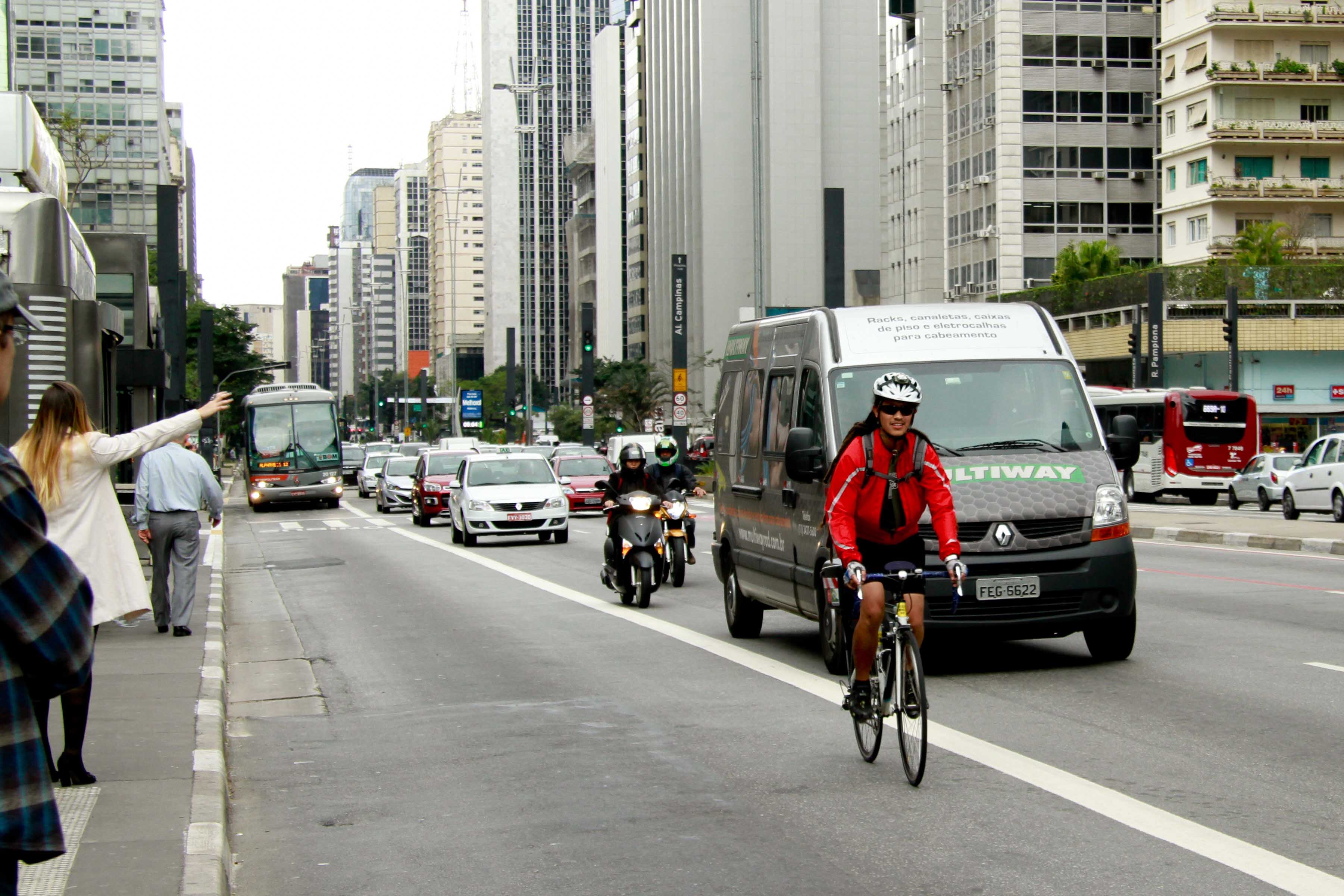 A implementação das faixas exclusivas não vai parar. A meta da CET para este ano é que, pelo menos, mais 80 km sejam instalados na capital até o final de 2013, totalizando 220 km de trechos só para coletivos em 12 meses