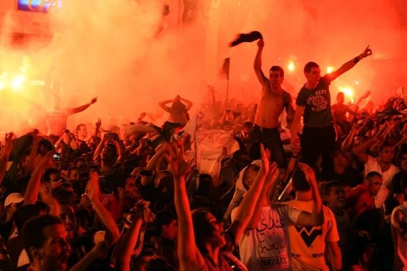 Em
Argel, capital da Argélia, as comemorações desta quinta e sexta-feira transcorreram sem
incidentes, com homens e mulheres saindo às ruas para festejar sob fogos de
artifício e o som de buzinas de carros e barcos. Uma multidão lotou a Praça do
Grande Poste, no coração de Argel, para assistir a partida em um telão, e
explodiu em alegria após a classificação
