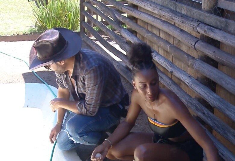 Ao dividir o trato dos animais, Sabrina e Rodrigo aproveitaram o momento para ficar de chamego. "Nunca imaginei que fosse paquerar um homem no galinheiro", disparou a peoa