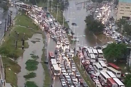 Chuva provoca caos em Salvador
