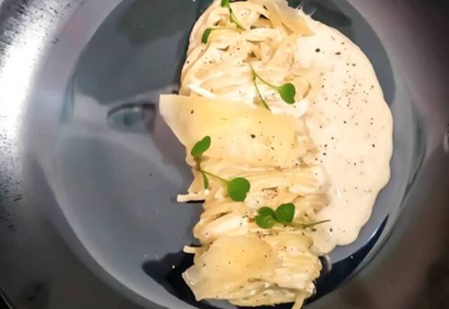 A técnica em gastronomia Samantha Soares compartilhou não só um, mas dois pratos saborosos! O primeiro foi esse, um Cacio e Pepe, que é um prato de massa da moderna cozinha romana, feito com pimenta do reino, queijo ralado Pecorino Romano e espaguete, ou tradicionalmente tonnarelli
