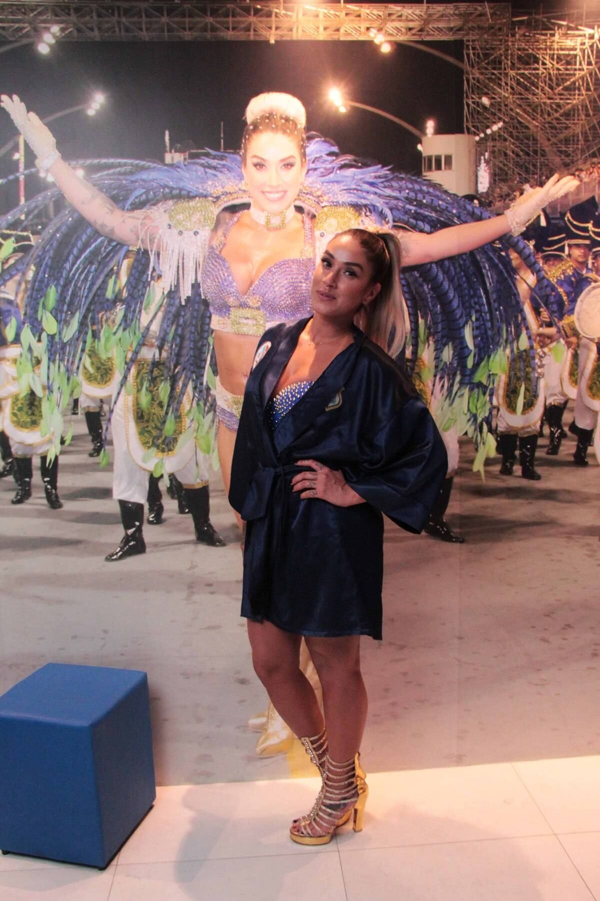 Dani Bolina posou para fotos antes do ensaio e recebeu amigos em seu camarote