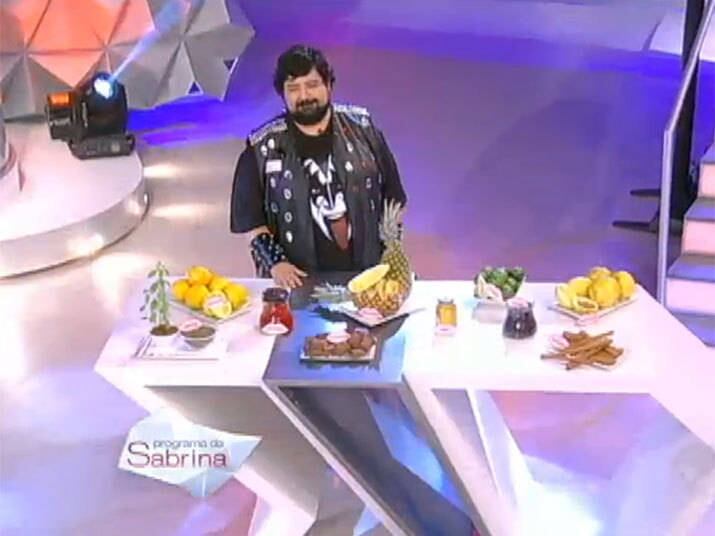 

Tem alguma coisa que ele prefere
usar?



— Ele sempre prioriza o
conforto, pois além da participação no palco existem as externas então ele sempre
prefere estar confortável

+ Quer seguir o Programa da Sabrina no Twitter? Clique aqui!

+ Acompanhe a atração no Facebook!

+ “Toque divertido, quase um personagem dos quadrinhos”, diz figurinista sobre looks de Totoro
