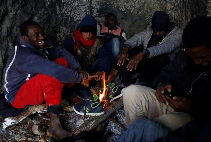 Abdullhai fez a travessia com um grupo de cinco pessoas. No
entorno de uma fogueira feita em uma caverna durante um intervalo na jornada,
os africanos contaram histórias sobre serem presos e torturados, ou sobre serem
órfãos e encararem um futuro de incertezas em seu país de origem. À medida que
a neve começou a cair, a viagem se tornou ainda mais perigosa