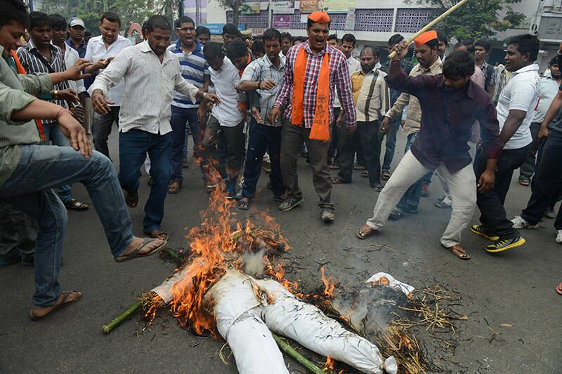 Por outro lado, ativistas indianos do grupo hindu Bajrang Dal queimam um boneco em protesto contra o Valentine's Day. Para eles, a comemoração da data significa uma invasão na cultura hindu
