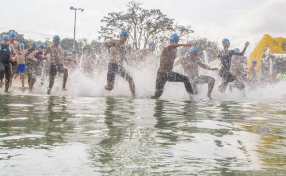 GRANDE NÚMERO DE ATLETAS - Realizado no último domingo, o Circuito Rei Rainha do Mar reuniu cerca de 1000 atletas de diversas idades em Ubatuba, cidade do litoral paulista. A competição, que coloca em cheque a resistência dos participantes, teve oito provas voltadas para adultos e crianças. Entre as disputas, havia natação, beach run e stand up pedle (Foto: Divulgação)
