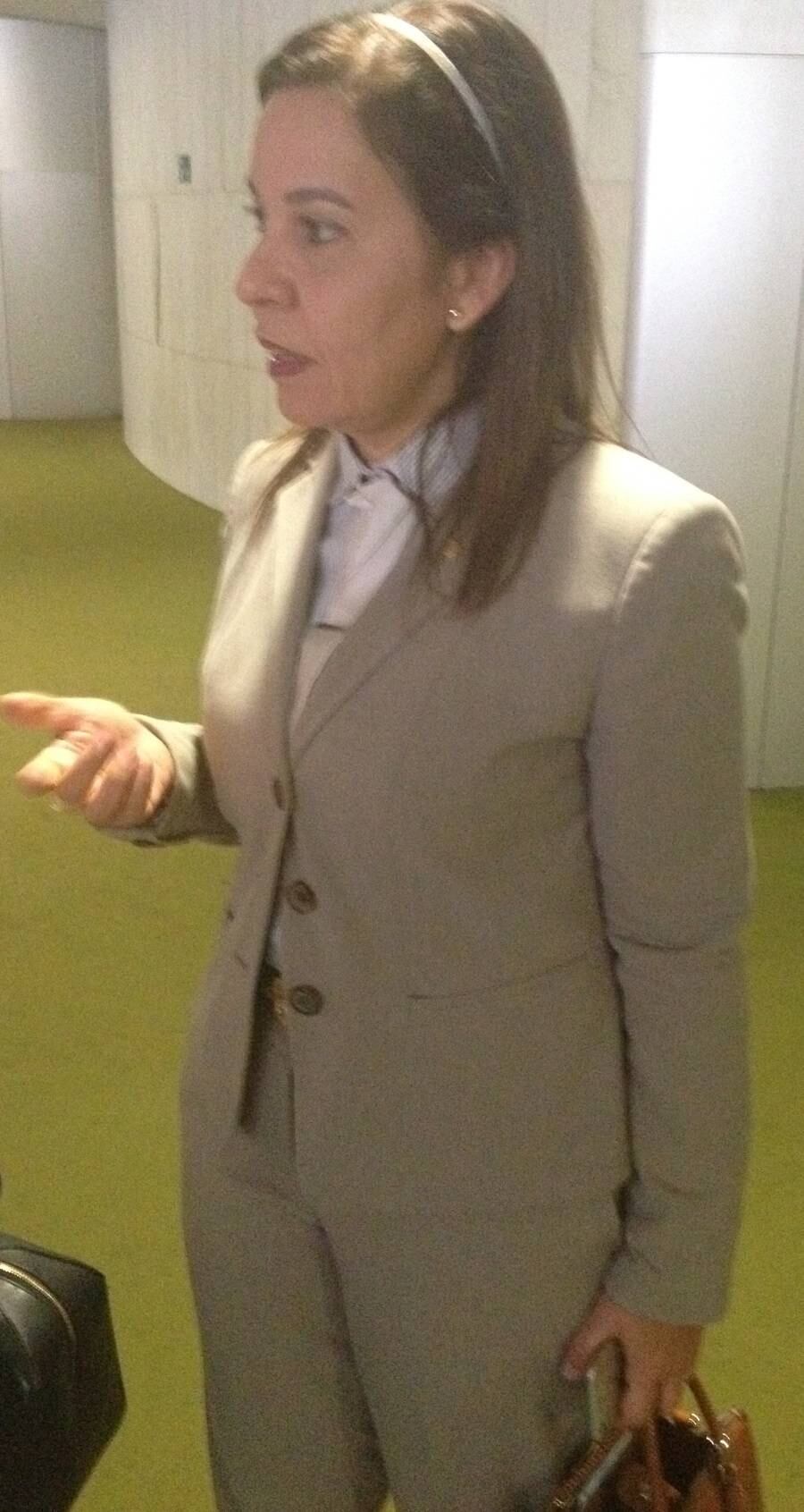 A deputada Raquel Muniz (PSC-MG) é considerada uma das mais bem vestidas da Câmara. Sempre de terno, ela disse que gosta deste tipo de roupa pois a deixa sempre arrumada e ainda agasalhada para o gelado sistema de ar-condicionado do Plenário. A deputada, que está disposta a discutir um código de conduta, disse que usa terno também em homenagem às sufragistas, mulheres que se vestiam como homens na primeira metade do século 20 e que exigiam o direito de votar

Leia mais