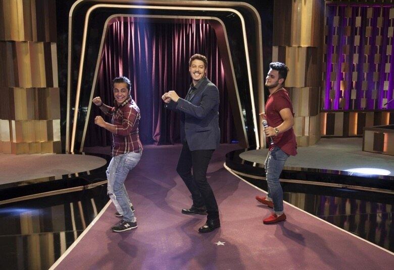 Junto com Porchat, os irmãos se divertem durante a entrevista