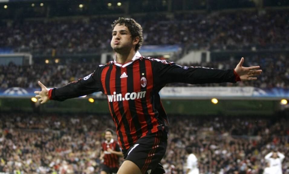 Contratado pelo Milan aos 18 anos e vestindo a camisa 7 que pertencia a Andriy Shevchenko, antigo ídolo do clube, Alexandre Pato chegava como promessa de gol e talento. As primeiras temporadas até foram promissoras, mas uma série de lesões e problemas extracampo fizeram com que o jogador fosse preterido em suas últimas temporadas pelo clube. Entre 2007 e 2012, disputou 150 jogos e marcou 63 gols. Levantou o troféu da Serie A (2010-11) e da Supercopa da Itália (2011) (Foto: Sergio Perez)