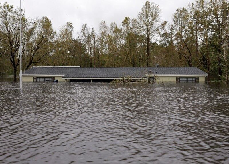 O furacão Florence segue causando problemas nos EUA. Além de deixar 18 mortos, a tempestade isolou centenas de pessoas. Na foto acima, uma casa na cidade de Leland, na Carolina do Norte, aparece completamente submersa. 