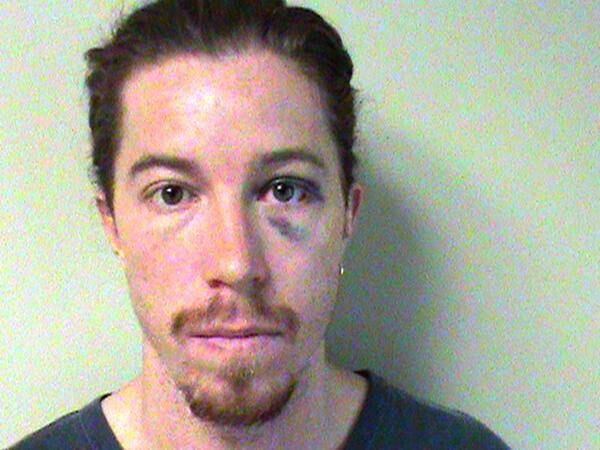 O astro do snowboard também já viu o sol nascer quadrado. Em 2012, Shaun White foi preso pela polícia do Tennessee acusado de vandalismo e intoxicação pública. De acordo com a polícia, White estava bêbado em um hotel de Nashville e ativou o alarme de incêndio forçando a evacuação dos outros hóspedes. 

A polícia orientou White a assinar um termo dizendo que não estava consciente. Como o snowboarder negou, acabou sendo levado para a cadeia.