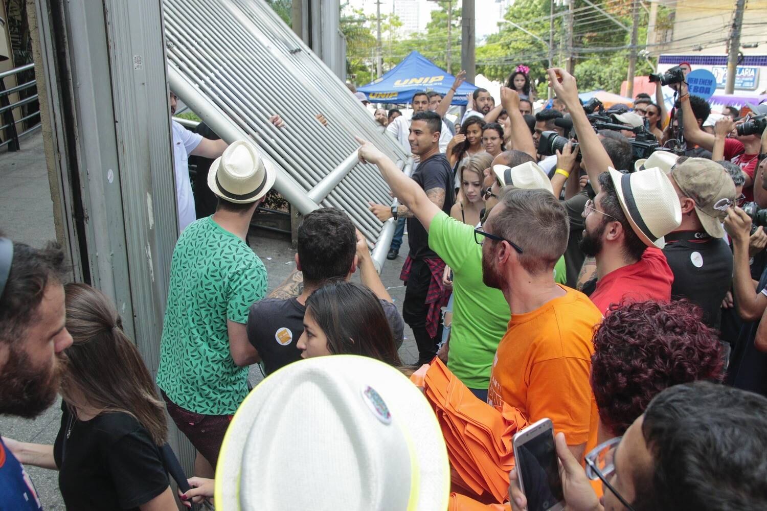 Os portões foram fechados às 13h (horário de Brasília)