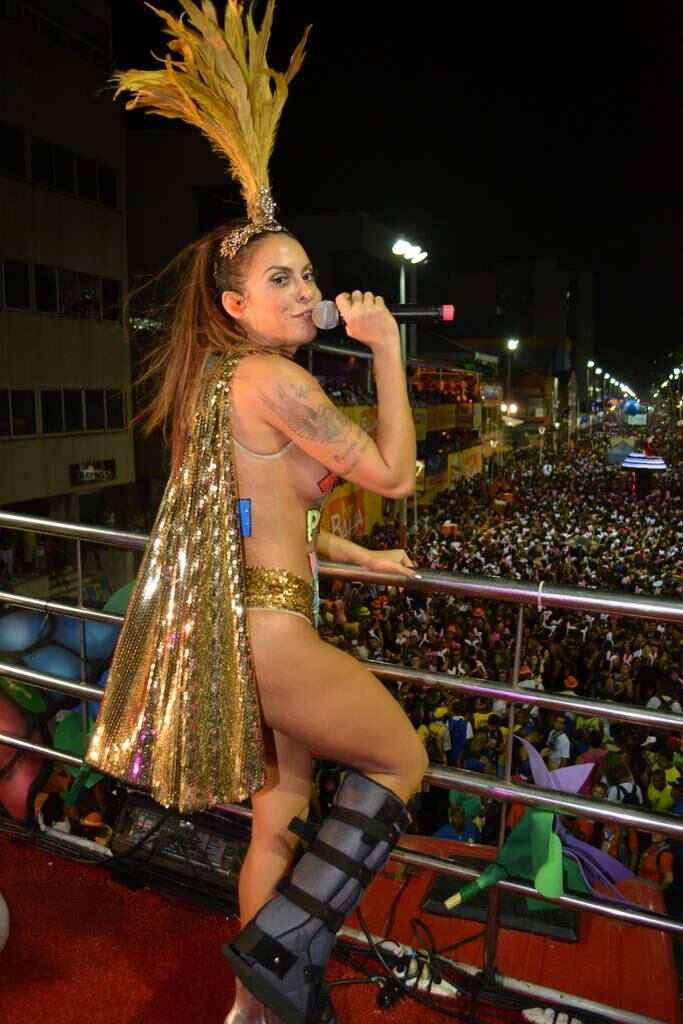 Em cima do trio elétrico, a cantora torceu o pé na madrugada deste domingo (7), mas não parou a apresentação.

— Nada vai tirar minha alegria de cantar no meu Carnaval e fazer o Carnaval de vocês valer à pena