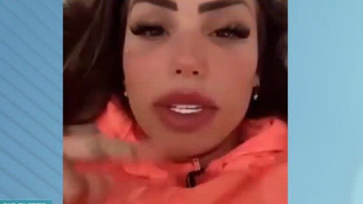 Modelo diz que morte de MC Kevin teria sido causada por brincadeira
O cantor MC Kevin morreu após cair da sacada de um hotel onde estava hospedado, no Rio de Janeiro. A modelo Anny Alves revelou nas redes sociais que uma brincadeira de mal gosto teria causado a morte do MC. Ela conta em um vídeo que amigos do cantor o trancaram com outra mulher. Em um momento, alguém bateu na porta e o funkeiro achou que a esposa. Kevin tentou mudar de quarto pela sacada e, nesse momento, ele teria caído. Agora, a polícia segue investigando.
Acompanhe A Hora da Venenosa e as principais notícias no Balanço Geral! De segunda a sexta, a partir das 11h50; e a edição especial de sábado, às 13h00, na tela da Record TV