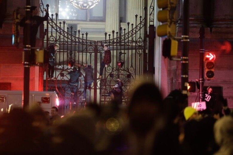 Os fãs de Philadelphia Eagles se reúnem para assistir sua equipe no Super Bowl LII contra os Patriotas da Nova Inglaterra
PHILADELPHIA, PA - 5 DE FEVEREIRO: os fãs escalam a cerca da prefeitura ao celebrar na cidade do centro depois que as Águias de Filadélfia derrotassem os Patriotas da Nova Inglaterra para vencer o Super Bowl em 5 de fevereiro de 2018 na Filadélfia, Pensilvânia ... (Foto de Eduardo Munoz Alvarez / Getty Imagens)
