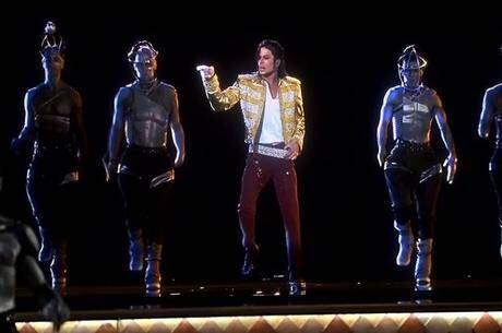 

Artista considerado completo por fãs e críticos, Michael
Jackson surpreendeu o mundo com as coreografias que muitas vezes desafiavam as
leis da gravidade. Ao contrário do que se imagina, o processo de criação das
danças era algo que vinha com naturalidade, entrega Lavelle.



— As ideias vinham de absolutamente tudo porque o Michael
costumava dizer que a natureza tem movimento, a vida é uma coreografia. Não era
uma coisa muito específica. Eu assistia a muitos musicais com o Michael, mas
não era para ser inspirado pelo musical em si, mas alguma coisa naquele musical
acendia uma pequena luz para criarmos uma coreografia. Era basicamente o tempo todo
em que eles estavam juntos que a ideia poderia surgir a qualquer momento

+ Alguns anos e muita academia depois… Veja a transformação da menina Juju Salimeni em mulherão

+ Legendários também está no Facebook. Curta!

+ Siga a atração de Marcos Mion no Twitter!
