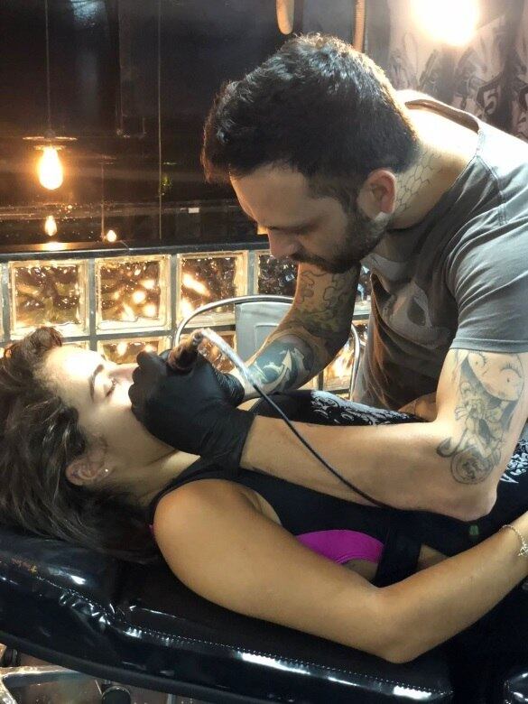 Barret também trabalha com micropigmentação, técnica em que o aparelho usado tem uma rotação menor do que o da tatuagem