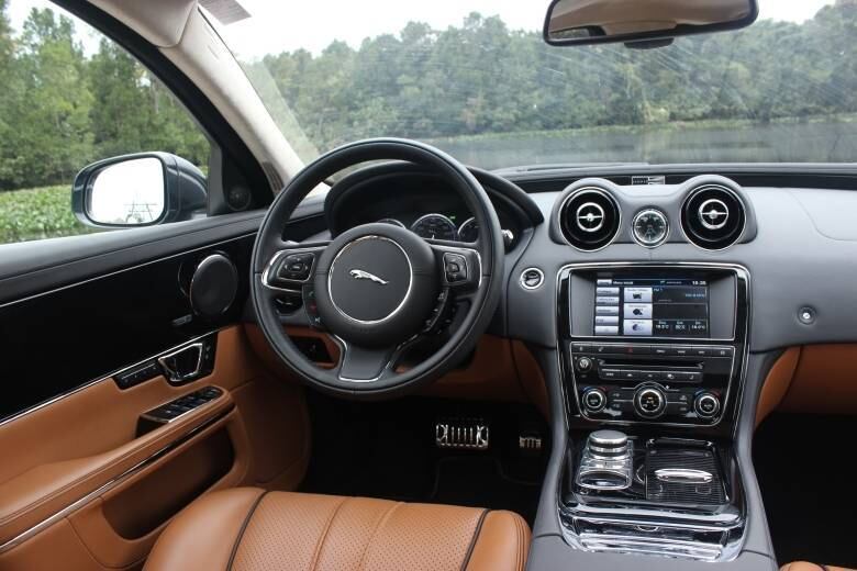 Com isso, enquanto o motorista está olhando o GPS o passageiro pode assistir ao DVD, por exemplo