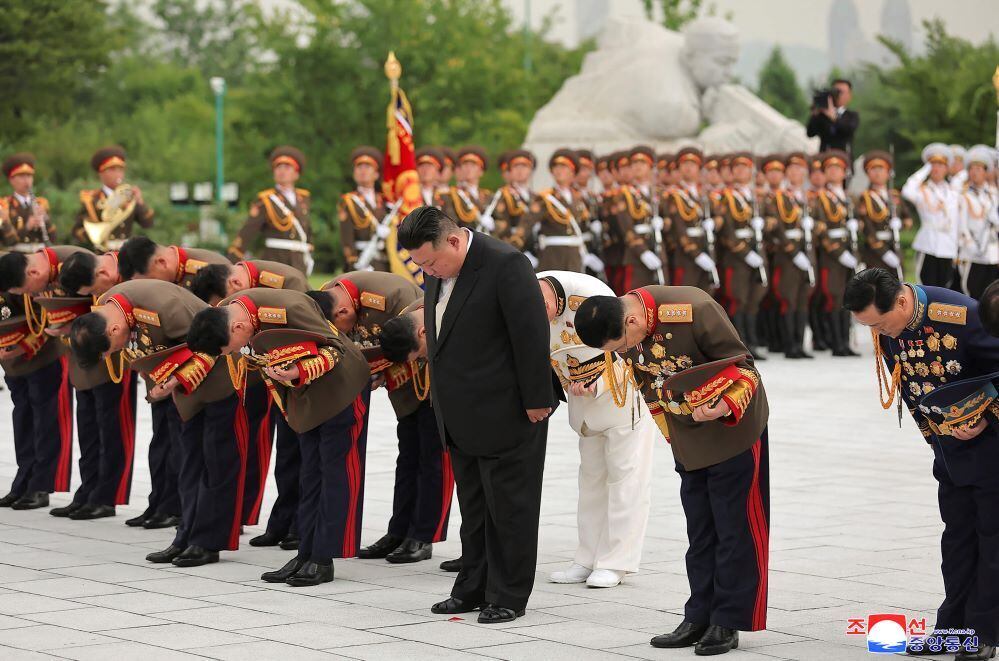 Kim Jong-un, que vive disparando mísseis para ameaçar a Coreia do Sul e Japão, celebra a paz em seu país