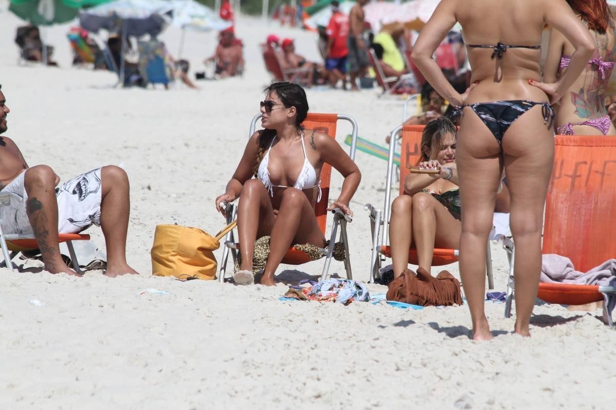 Patricia Jordane exibe corpão na praia