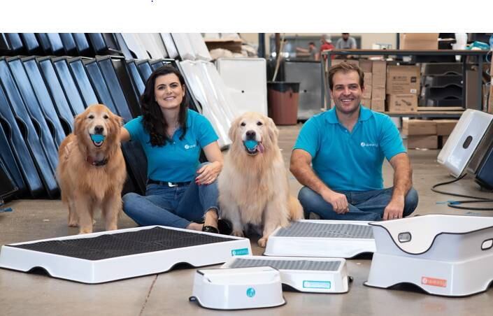 Lara e Fábio criaram sanitário para pets que leva xixi direto para o ralo