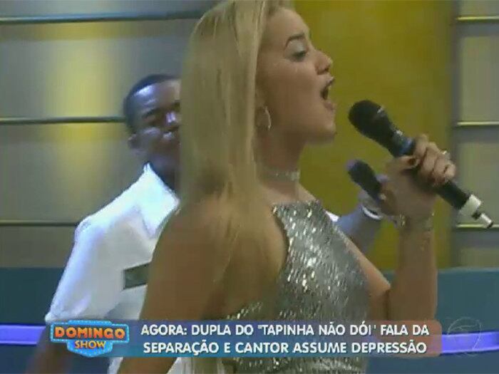 No
entanto, o sucesso da música diminuiu e, de repente, a beldade saiu do grupo.
Qual foi o motivo?



— Os shows foram diminuindo e eu estava um pouco cansada
daquela rotina. Não teve um “acabou”. Foi acabando aos poucos. Agora, estou
trabalhando como recepcionista numa emissora de comunicação



+ Aproveite e confira as matérias do programa Domingo Show

+ Já curtiu a página do Domingo Show no Facebook? É só clicar!

+ Siga o Domingo Show no Twitter e receba todas as notícias do programa