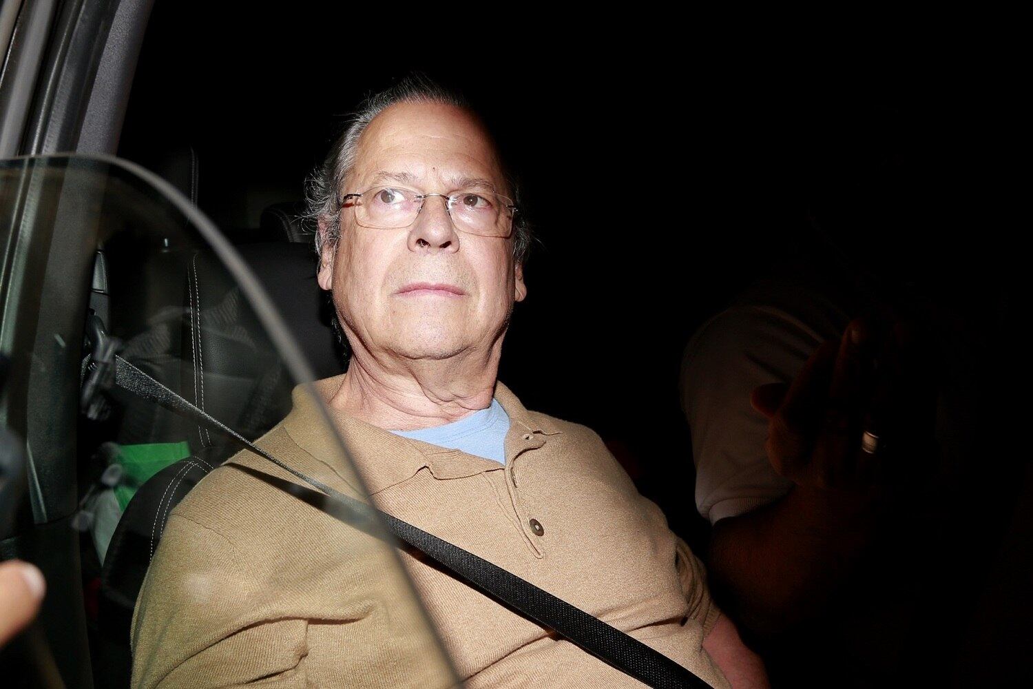 O ex-ministro José Dirceu foi condenado por corrupção passiva, lavagem de dinheiro e pertinência a organização criminosa. O TRF4 aumentou a pena de Dirceu de 20 anos e 10 meses (primeira instância) para 30 anos, 9 meses e 10 dias. Dirceu está em prisão domiciliar com tornozeleira eletrônica