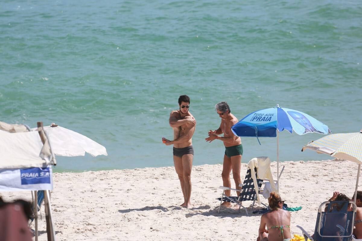 Emiliano D'Avila mostra atributos físicos em dia de praia no Rio