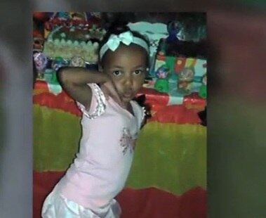 A mãe da menina Ana Carolina Flor, de seis anos, deu à luz um menino nesta sexta-feira (1º). Horas depois, o vizinho da avó da vítima confessou ter sequestrado e assassinado a criança. Alfredo Santos de Oliveira, de 53 anos, é usuário de cocaína e mora a 20 metros da casa da avó de Ana Carolina. Assista ao vídeo