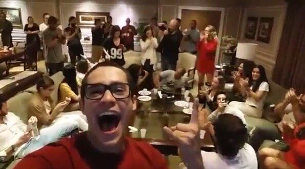 Animados, todos chamaram os internautas para acompanhar a cena