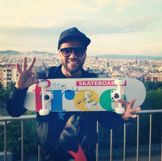 Daniel Alves, craque do Barcelona, aproveitou o campeonato X Game que está acontecendo na Espanha, nesta semana, para subir no topo da rampa, fez fotos, conhecer os grandes nomes do Skate e não saiu de lá sem presentinho
Veja também: Daniel Alves rouba a cena em visita a Ferrari e aumenta a lista dos boleiros cafonas