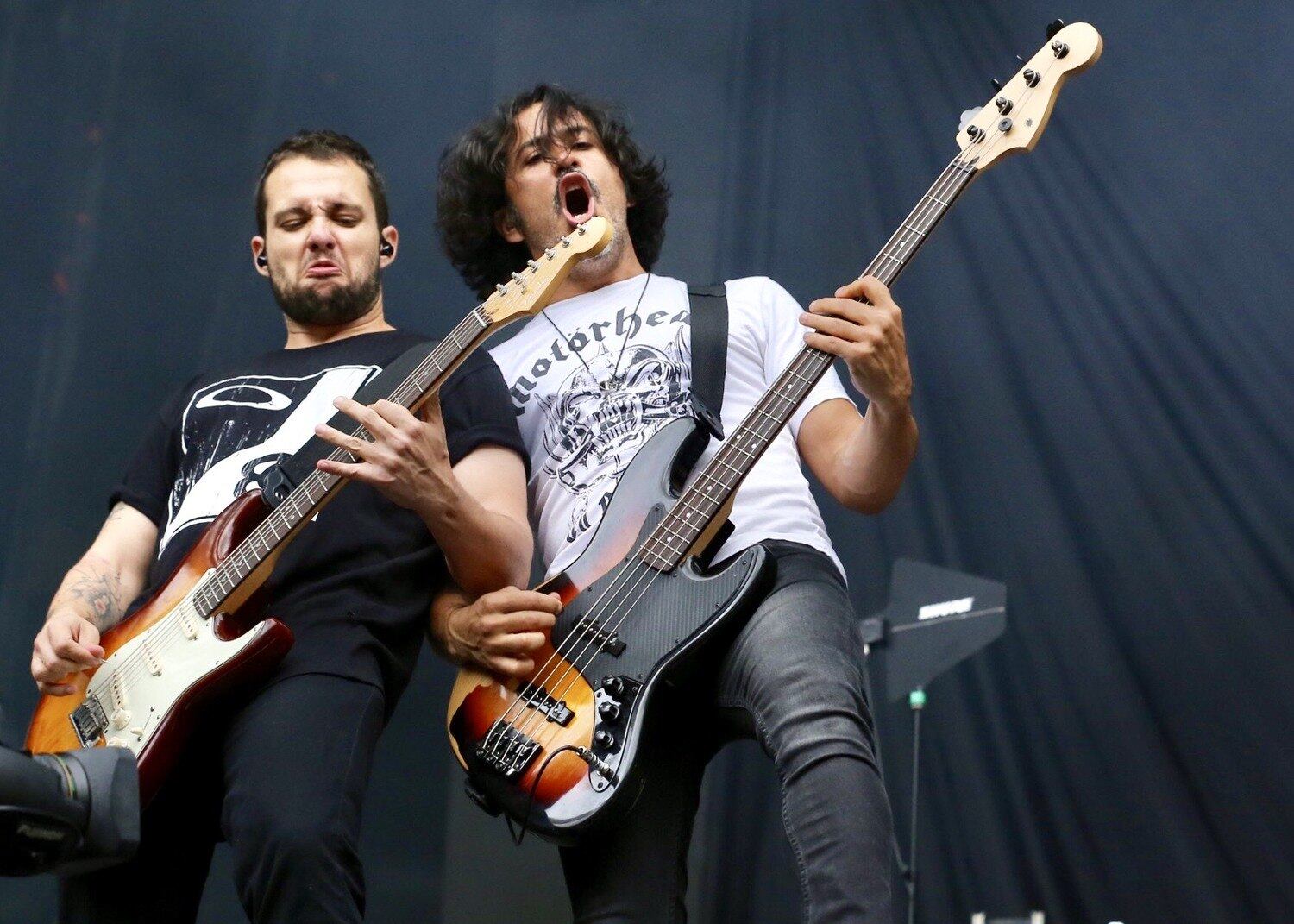 O guitarrista e baixista Theo van der Loo e o baterista e baixista Raphael Miranda juntos no palco do Allianz Parque