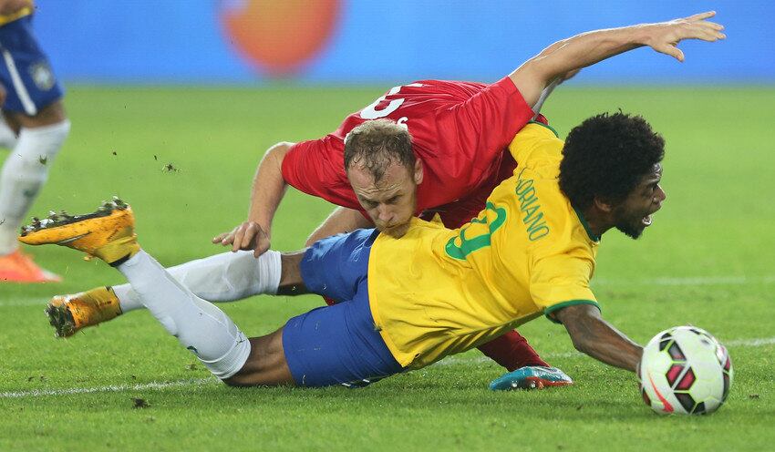 Luiz Adriano esteve apagado na partida e foi substituído por Roberto Firmino. Agora, o Brasil se prepara para enfrentar a Áustria na próxima terça-feira (18)