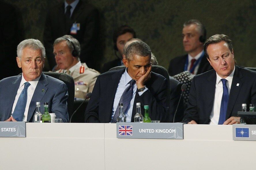 O presidente americano Barack Obama (centro), o premiê britânico David Cameron (à direita) e o secretário de defesa dos Estados Unidos, Chuck Hagel (à esquerda), participam da reunião de líderes da Otan, nesta sexta-feira (5). 

O grupo discute novos posicionamentos sobre o conflito na Ucrânia e sobre o domínio do grupo radical do Iraque, o Estado Islâmico