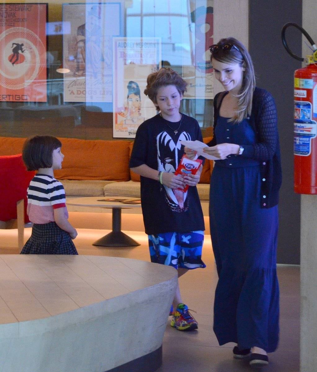 Débora Falabella e Murilo Benício aproveitaram o sábado para fazer um programa em família