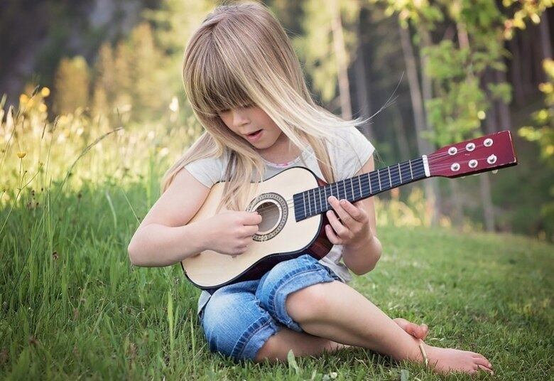 Para a professora da UFMG, a musicoterapia também é bem-vinda para diminuir as dificuldades de socialização e comunicação