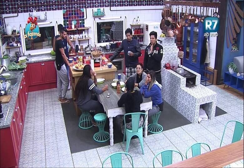 JP, Li Martins, Rebeca e Quelynah estavam na cozinha quando Thiago, Luka, Marcelo e Ana Paula chegaram pra se juntar aos peões

+ JP reclama do jeito de Mara Maravilha: "faz isso porque eu tô mandando! Tá maluca?"
+ Mara revela namorado mais novo fora de A Fazenda
+ Com água fria, Ana Paula sensualiza em banho na sede
+ Peões recebem homenagens e dançam próprias músicas
+ Douglas tenta beijar Rayanne mais uma vez

