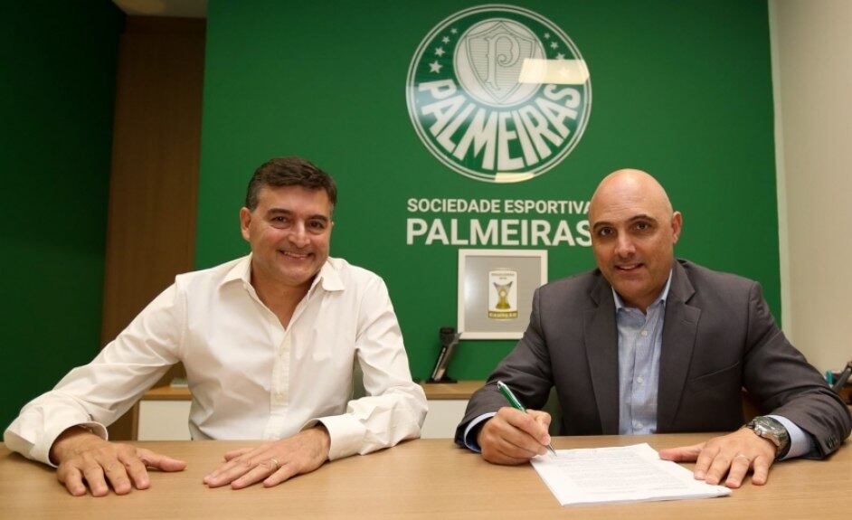 NOVA LINHA - A linha de uniformes confeccionada pela Puma só estreará no começo de 2019, mas já foi aprovada pela diretoria do Palmeiras. De acordo com o presidente Maurício Galiotte, clube e empresa estão, inclusive, tratando da linha para 2020. A relação exclusiva no Brasil tem empolgado a diretoria alviverde (Foto: Agência Palmeiras)