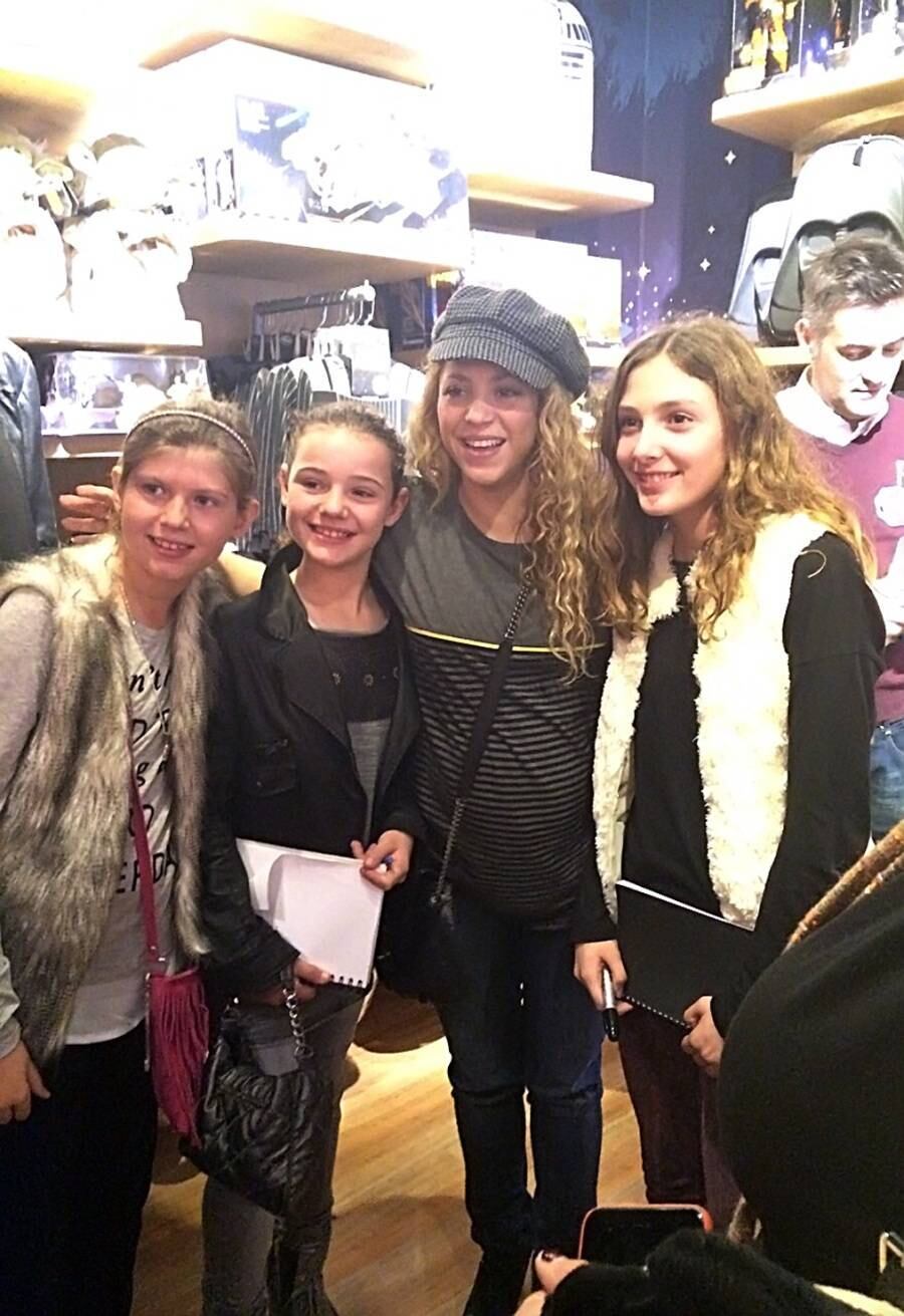 Dentro da loja da Disney em Barcelona, Shakira posou para fotos ao lado de fãs