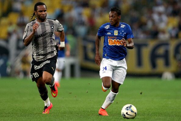 No Cruzeiro, Marquinhos se tornou titular após mostrar muita velocidade e aplicação tática pelo lado direito do campo. O atleta é leve e possui um fôlego incansável 