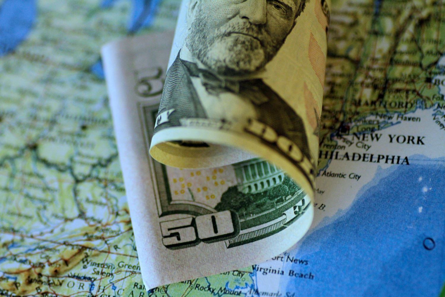 Dólar oscilou entre R$ 5,42 e R$ 5,49 na sessão